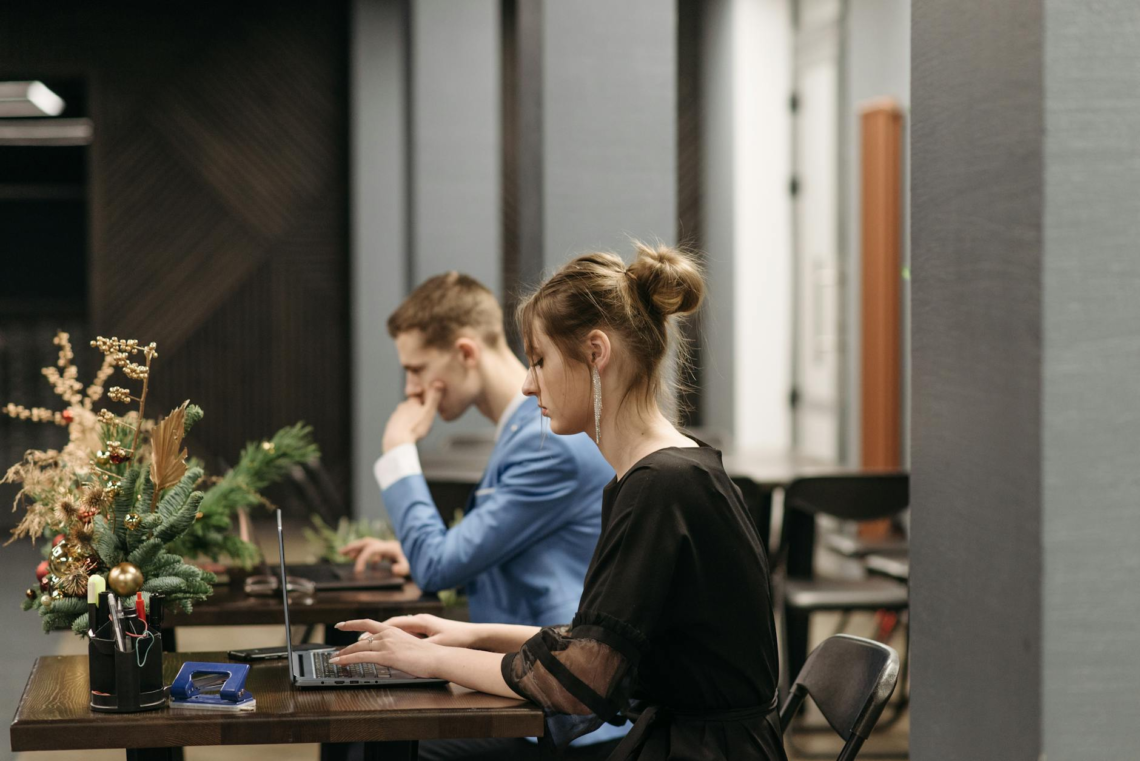 Holiday Hiring Blitz: How to Land a Seasonal Job (And Turn It Permanent)
